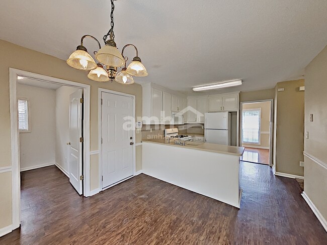 Building Photo - 1319 Vine Cir