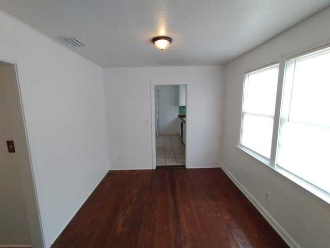 Foto del edificio - 5562 Lyle Ln