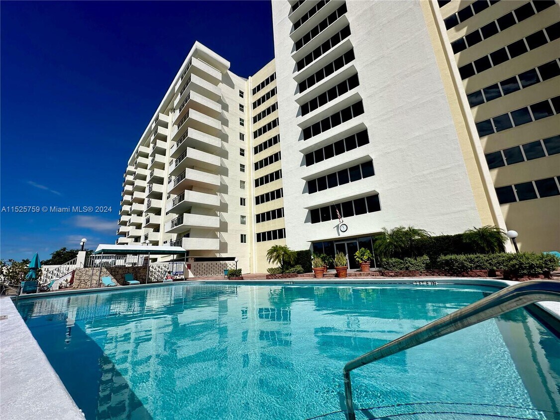 Foto principal - 401 Golden Isles Dr