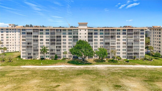 Building Photo - 2671 S Course Dr