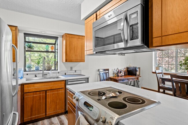 Cocina - 101 S Neyland Ave