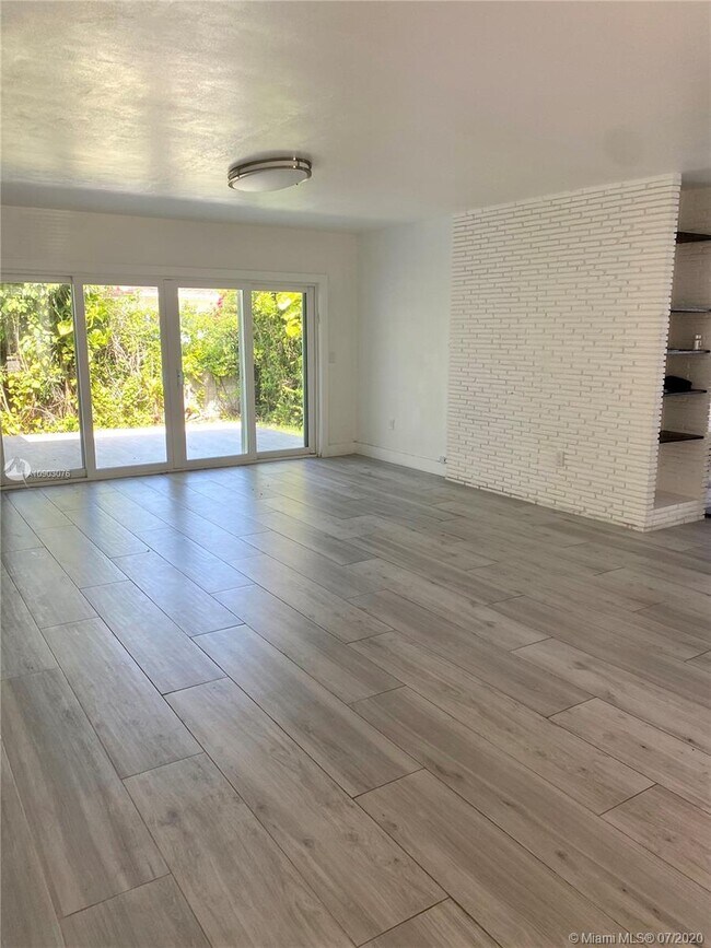 Foto del edificio - 9240 Harding Ave
