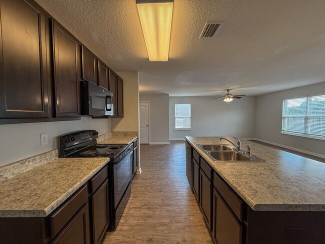 Foto del edificio - 4 bedroom, 2.5 bath home centrally located...