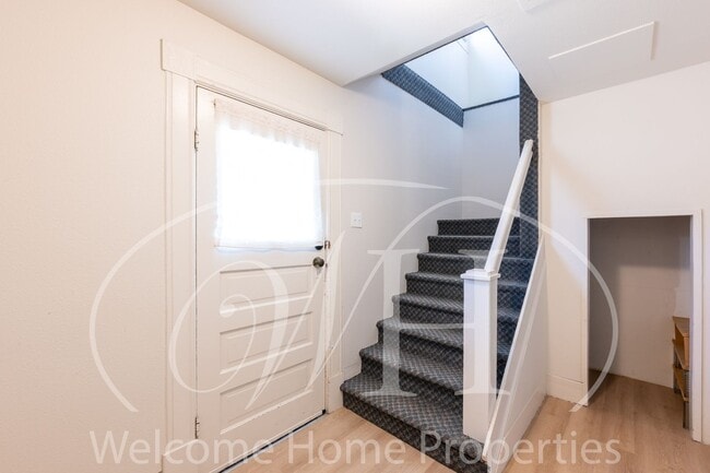Building Photo - Spacious Attic Apartment Close to WWU