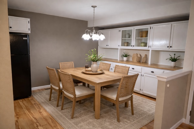 Building Photo - Great 2 bedroom single level townhome in quiet neighborhood