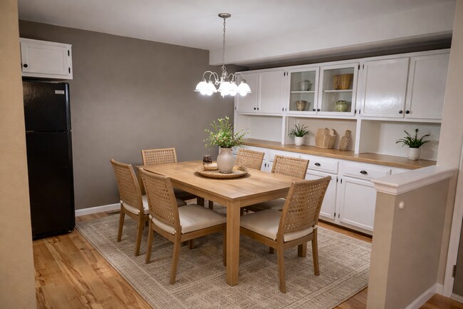 Foto del edificio - Great 2 bedroom single level townhome in quiet neighborhood