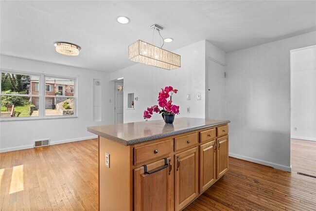 Building Photo - 331 Jonquil Pl