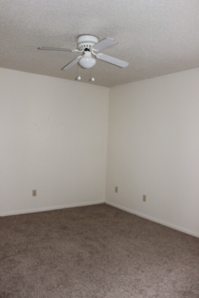 Building Photo - 407 Summer Ct
