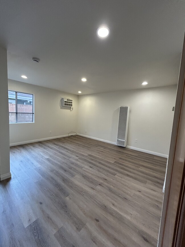 Brand new flooring throughout - 12421 Dorland St