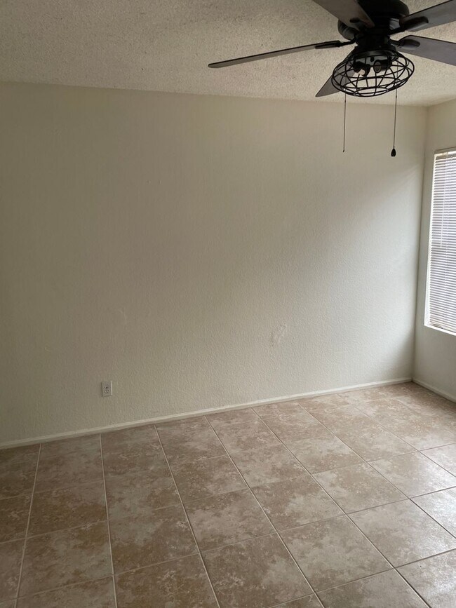 Building Photo - Charming 3 bed 2 bath single level home wi...