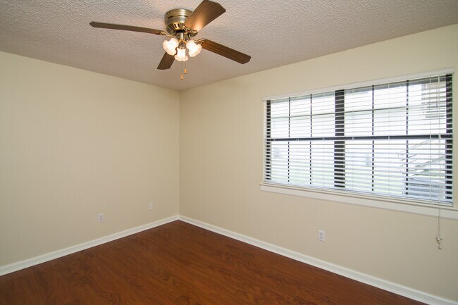 Foto del edificio - 1601 Carolwood Ct