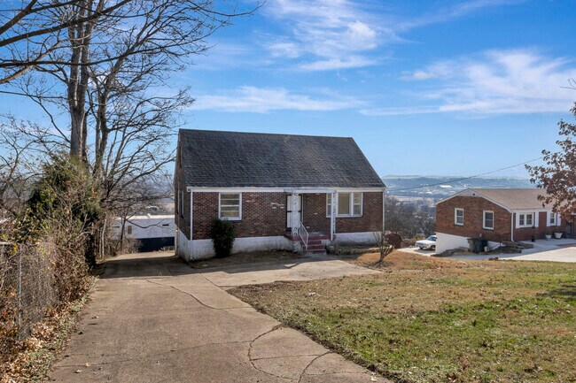 Building Photo - 2118 Summitt Ave