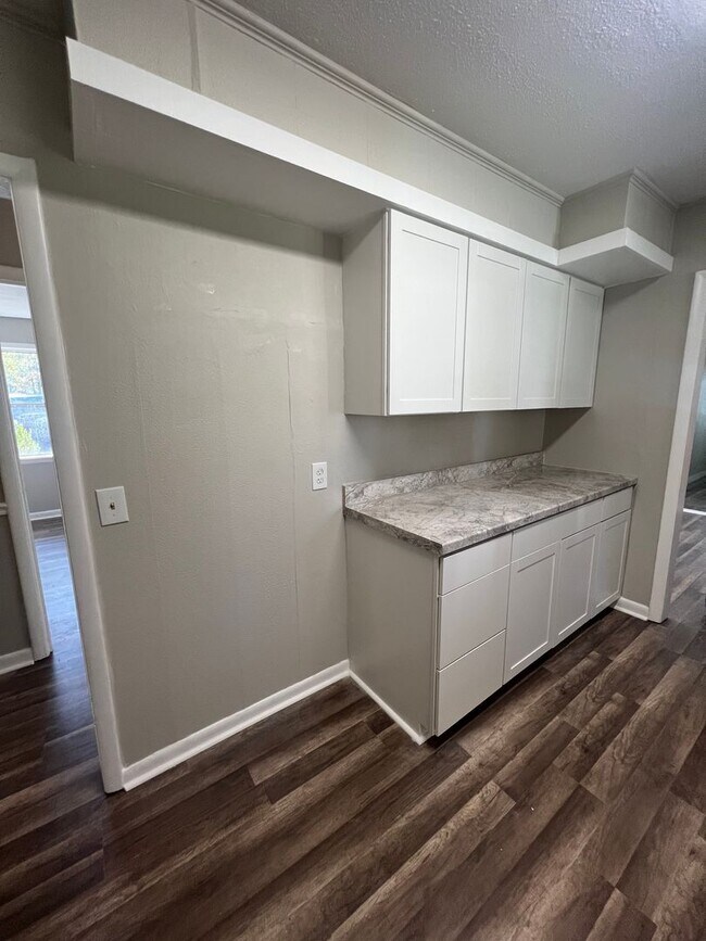 Foto del edificio - 6122 Southridge Dr