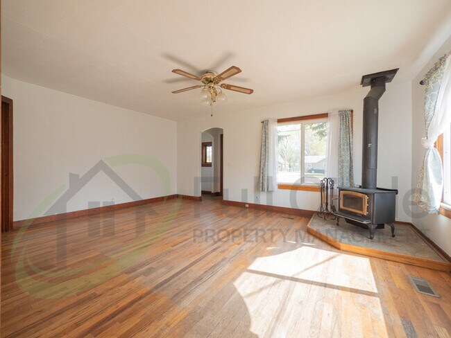 Building Photo - 513 6th St N