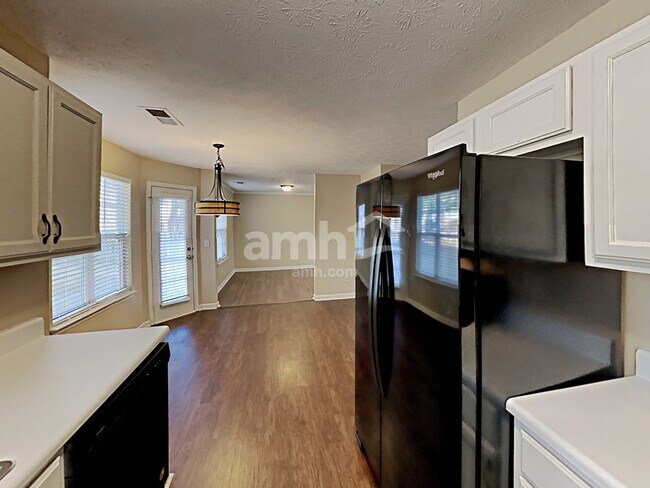 Building Photo - 2607 Lake Park Bnd
