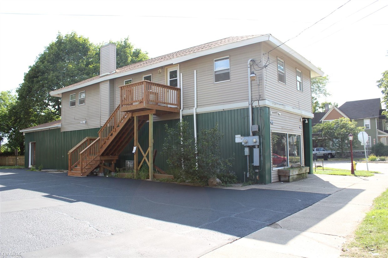 Foto principal - 3 br, 2 bath Apartment - 143 Burr Oak St