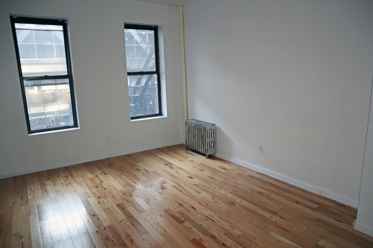 Foto principal - 321 W 42nd St
