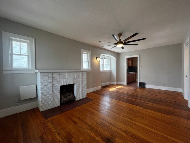 Building Photo - 1643 Hinton Dr