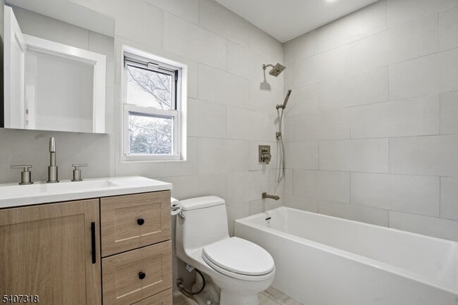 Building Photo - 554 Hort St