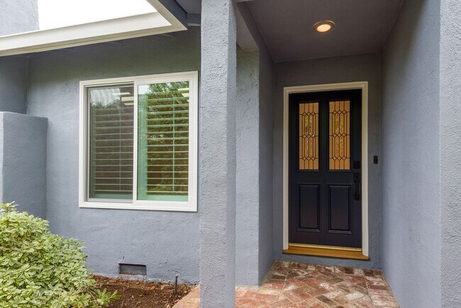 Foto del edificio - Los Altos 4bd/2.5bth Ranch Home on University Ave.