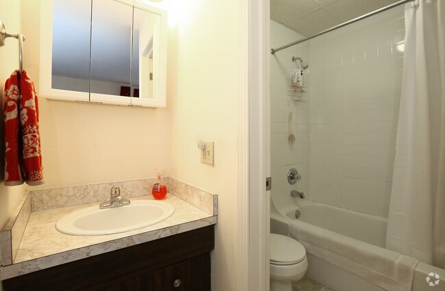 1 dormitorio, 1 baño (624 pies cuadrados) - Baño - Montcalm Heights Apartments