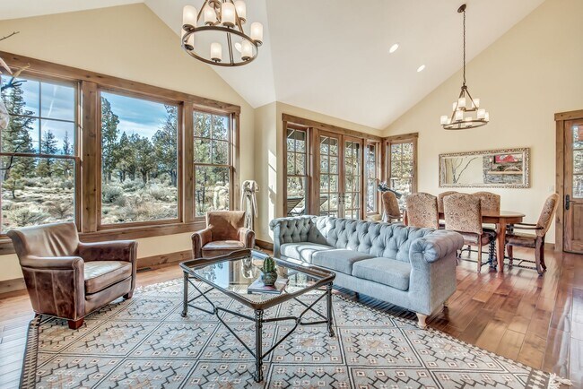 Foto del edificio - Rare Tumalo Retreat on 10 Acres with Barn!