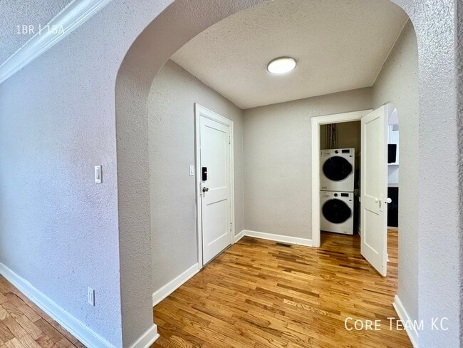 Building Photo - 1112 W 45th St