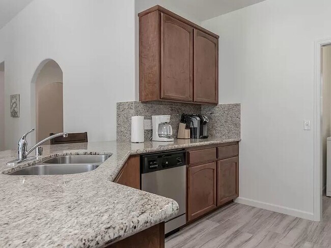 Building Photo - Oakhurst lovely apartment
