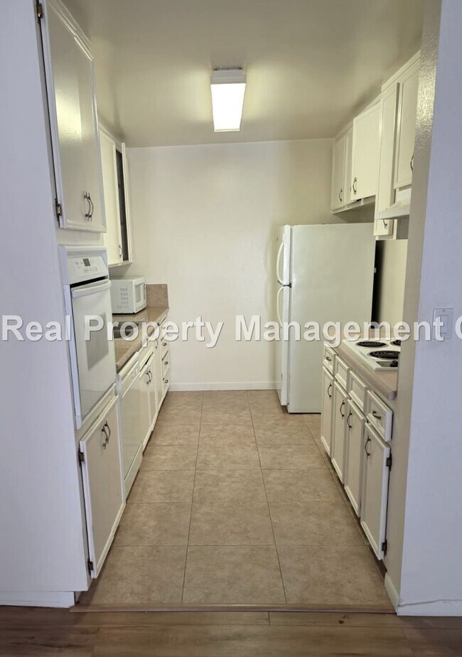 Building Photo - AVAILABLE JULY - 2Bed / 2 Bath Apartment n...