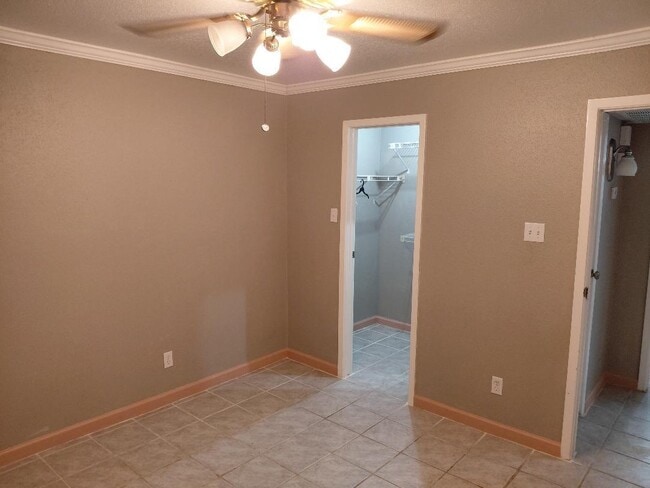 Building Photo - 3900 Woodchase Dr