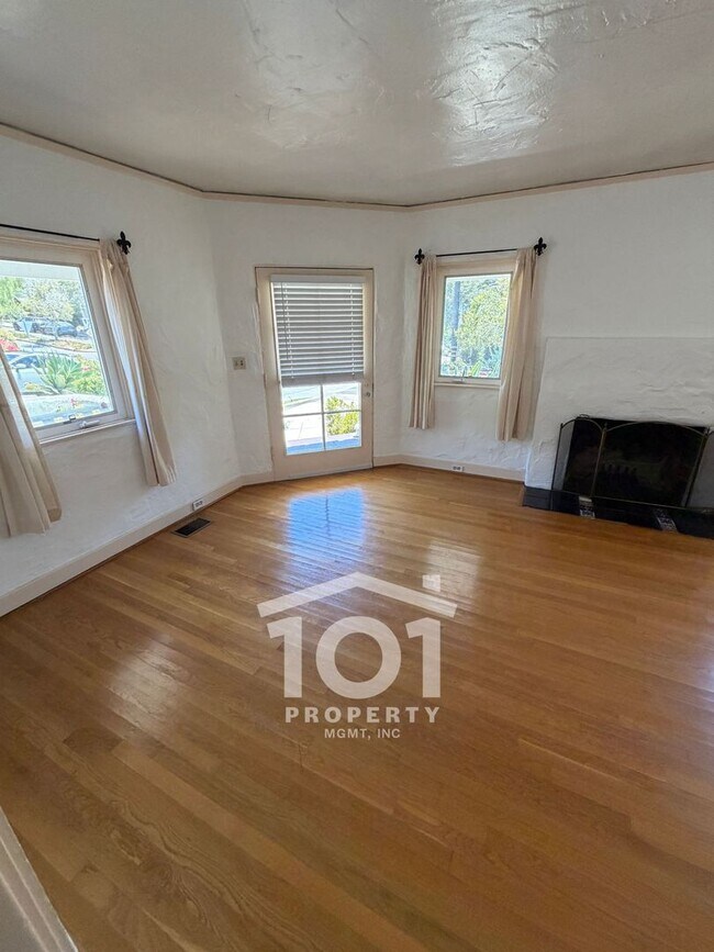Foto del edificio - Charming Downtown Santa Barbara Cottage with 1-Car Garage