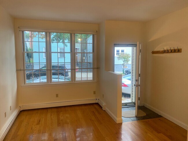 Foto del edificio - Great 1 Bed Home in East Cambridge + AC