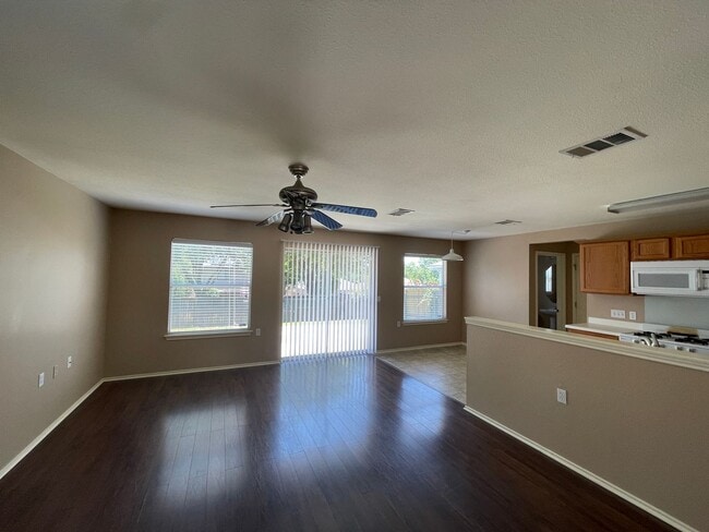 Foto del edificio - 2 STORY HOME - LIGHT AND BRIGHT INSIDE - S...