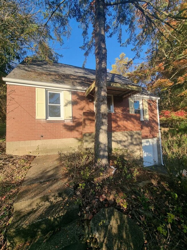 Building Photo - Spacious Newly Renovated 3BD 1 1/2BA House