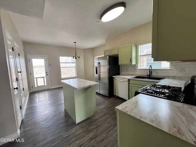 Building Photo - 3626 Dominican St