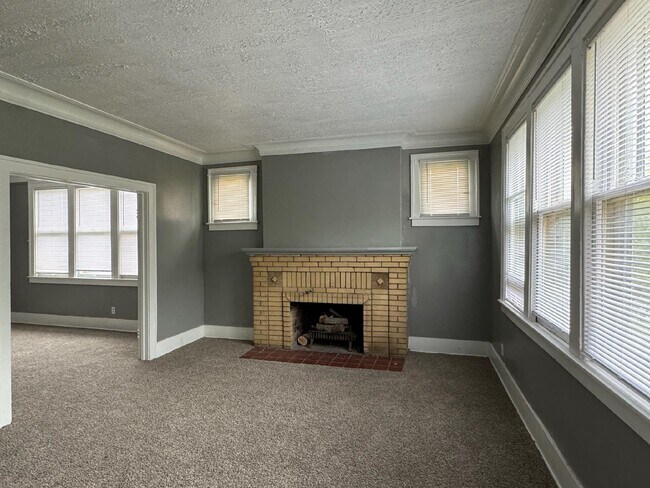 Building Photo - 15537 Normandy St