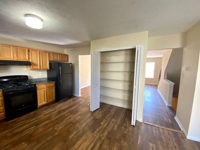 Building Photo - Gorgeous 3 Bedroom Townhome!