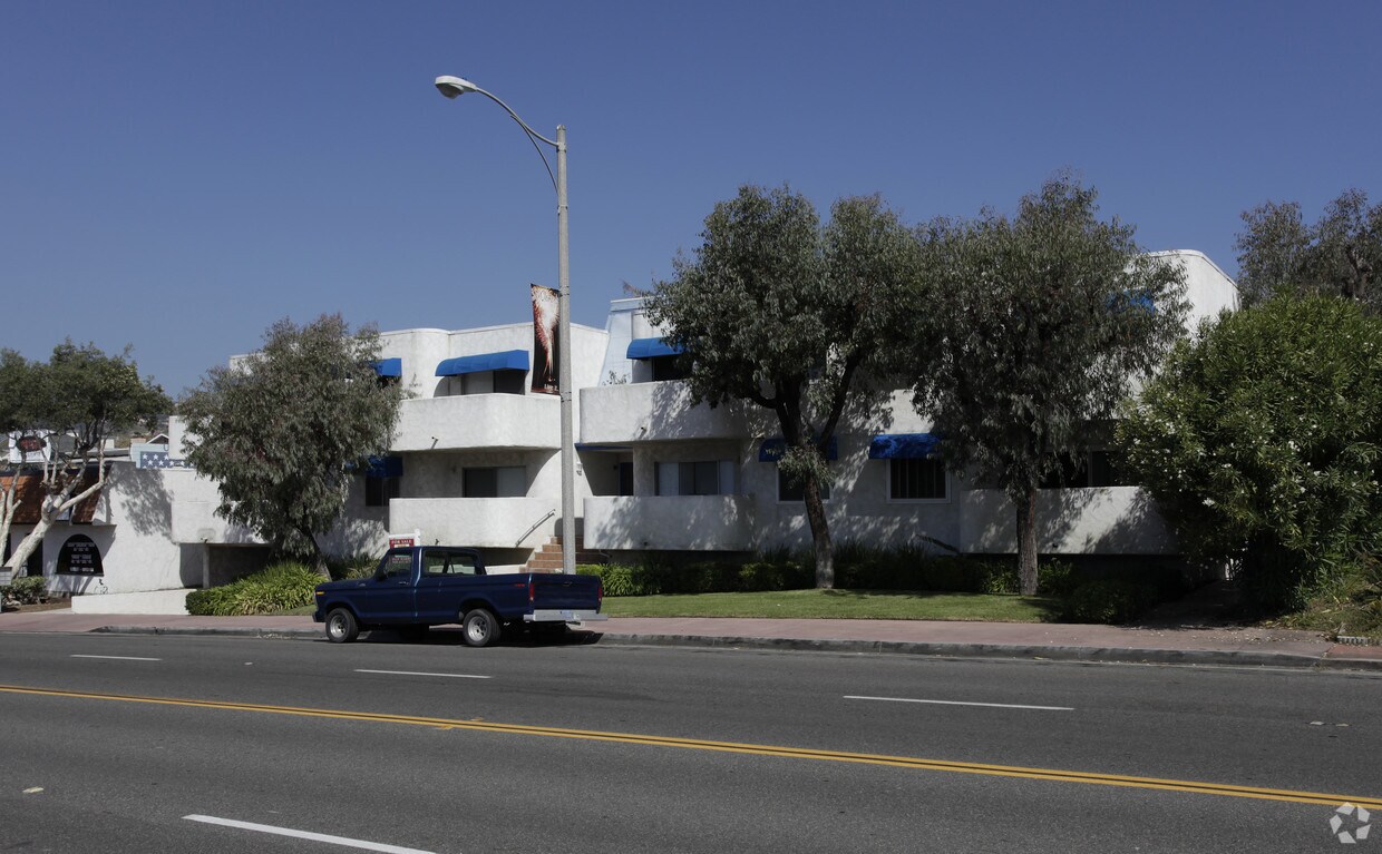 Building Photo - 2711 S El Camino Real