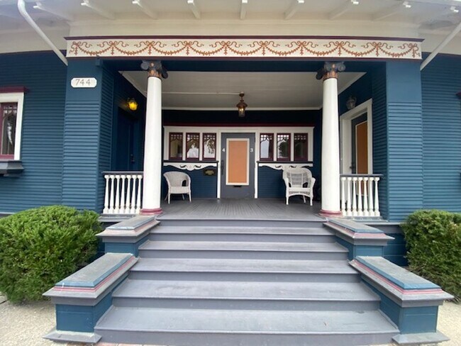 Foto del edificio - 744 Pine Ave