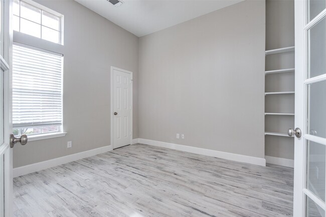 Building Photo - 3331 Hemingway Dr