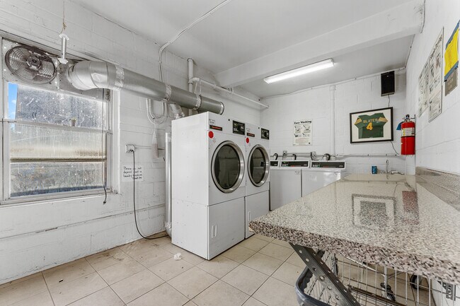 Foto del edificio - 30 Lenox Rd