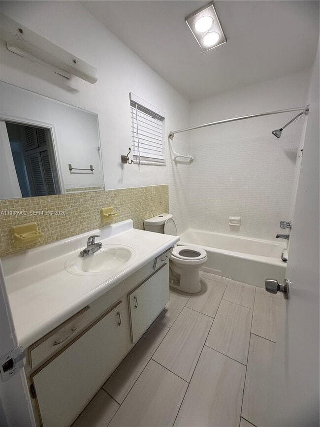 Foto del edificio - 2880 NE 203rd St