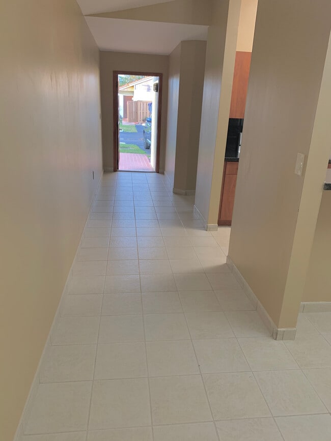 Foyer Entrance - 13566 SW 11th Ln