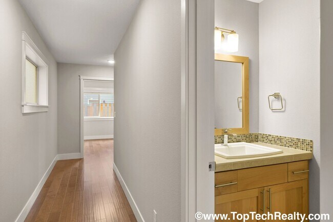 Building Photo - Lovely *NEWER* 3BD, 2.5 BA* Home In Desira...
