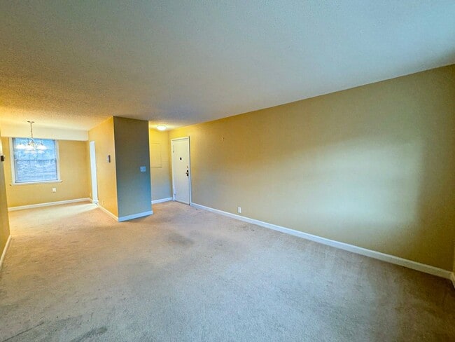 Building Photo - Charming 1 Bed 1 Bath Condo In Amenity-fil...