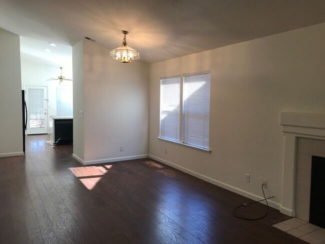 Foto del edificio - West Davis three bedroom available for Nov...