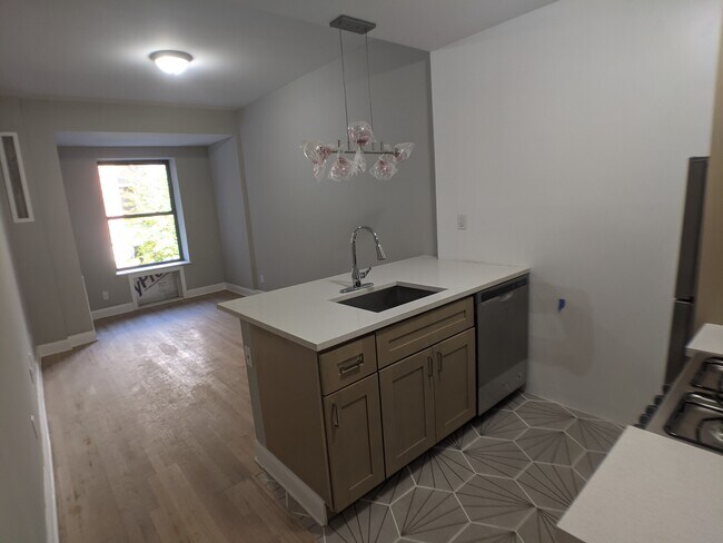Building Photo - 113 W 75th St