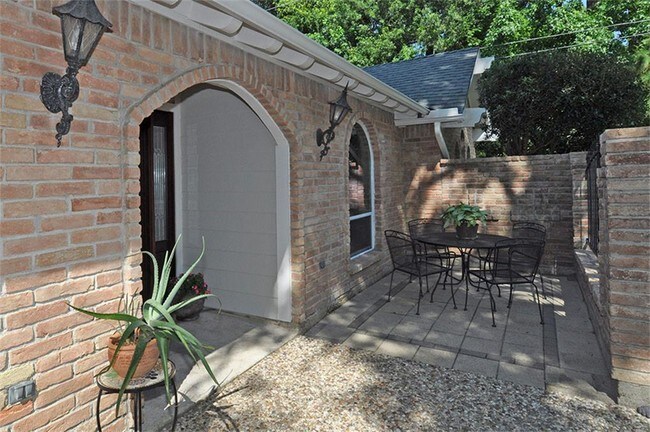 Foto del edificio - 2302 Pine Terrace Dr