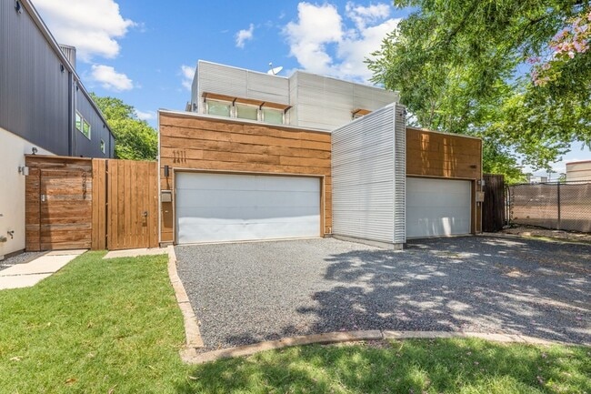 Building Photo - 4411 Roseland Ave