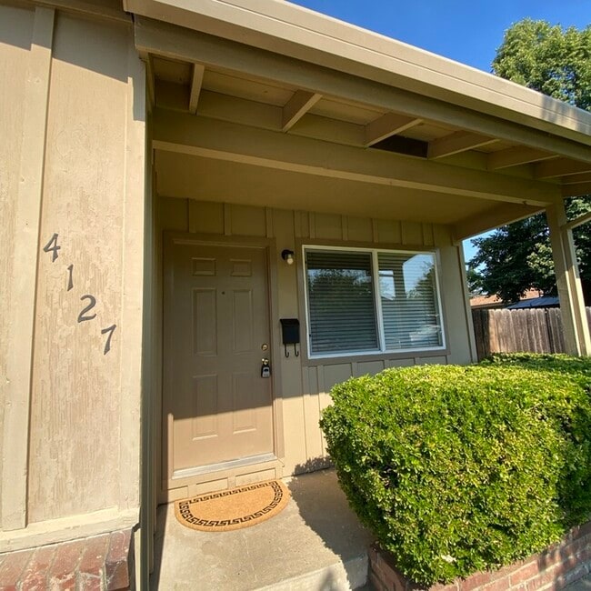 Foto del edificio - Great 3 bedroom 1 bathroom Duplex in Sacra...